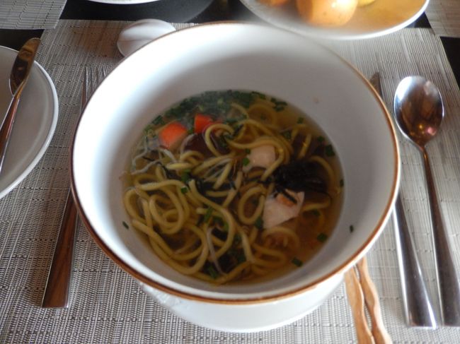 <br />　ある日の朝食。うどん（麵は細め）がありました。<br /><br />　好きな具をトッピングしたらスープを注いでくれます。<br /><br />　あっさりと美味しい。