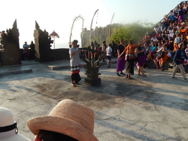 <br />　ウルワツのケチャダンス。時間が経つにつれ観客が増えて<br /><br />　直に座っている人も多かった。私達はウイディのおかげで<br /><br />　最適な席へ。しかし、前の席の大陸のお方3人が、自撮りをするは<br /><br />　後ろにもたれ掛かってくるはとても迷惑。<br /><br />　まだまだお行儀が悪い。