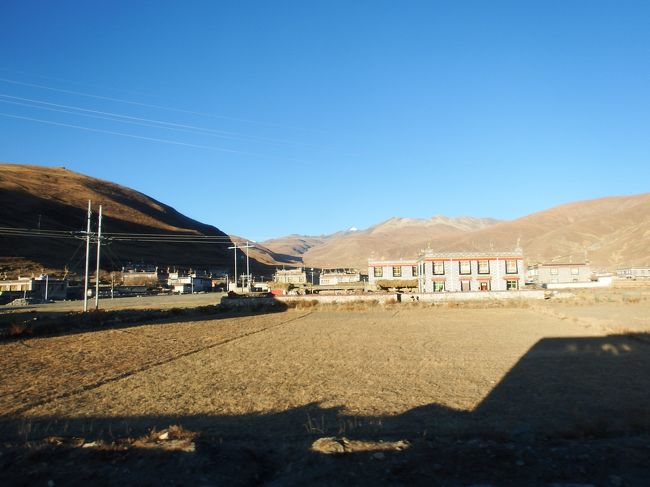 たまに、もうこの景色は、チベットの景色は二度と見ることがないんだろうなぁって思うと、観光名所よりも普通の農村の風景の方が気になってきます。