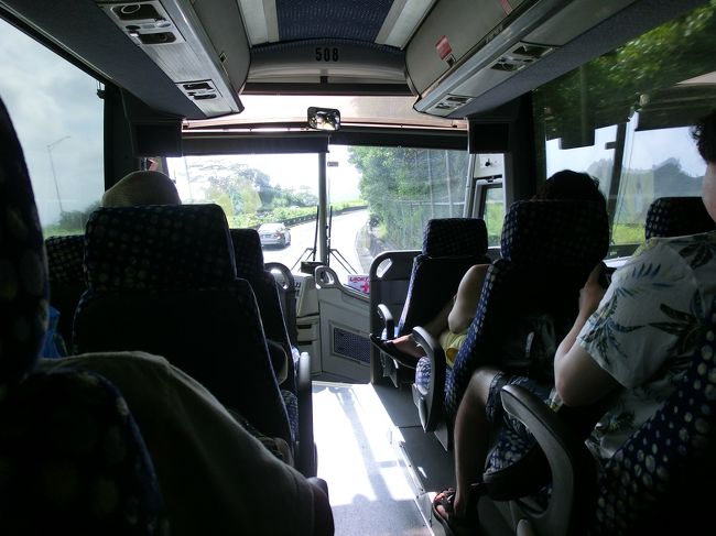 車内は、ＪＴＢのツアー客で満員でした。<br /><br />カイルアタウンのホールフーズの隣の駐車場が<br />乗降所となります。<br /><br />皆さん、それぞれのお店へ。