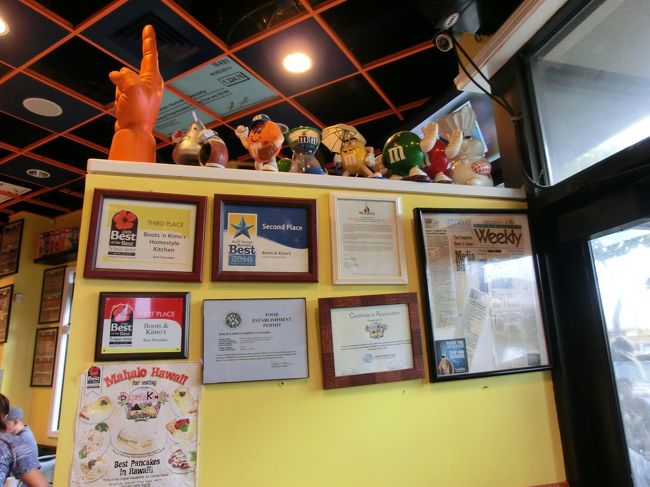 注文の方法は事前に調べておきました。<br />待っている人を横目に、店内へ。