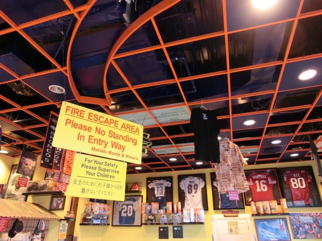 まさにアメリカンな装飾の店内。<br /><br />レジで、TOGO（テイクアウト）か店内かを聞かれます。<br />ＴＯＧＯと伝え、「マカダミアナッツパンケーキ」を<br />注文。日本人だったら、これだよね。みたいなことを言われ、<br />１５分くらい待つけど、と言われ。<br />で、会計を済ませ、お店の前で待ちます。