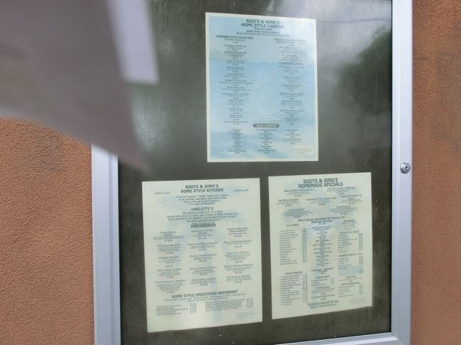 お店の外にもメニューが。<br /><br />１５分ほどで店員さんがいくつかも袋を持って<br />お店の外に出てきて名前を呼びます。<br />ファーストネームで呼ばれます。「姓」ではなく<br />「名」ですね。