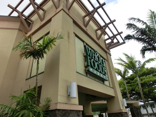 ビニール袋を持って、ホールフーズへ。<br />飲み物を買ってお店の外のテーブルに着席です。