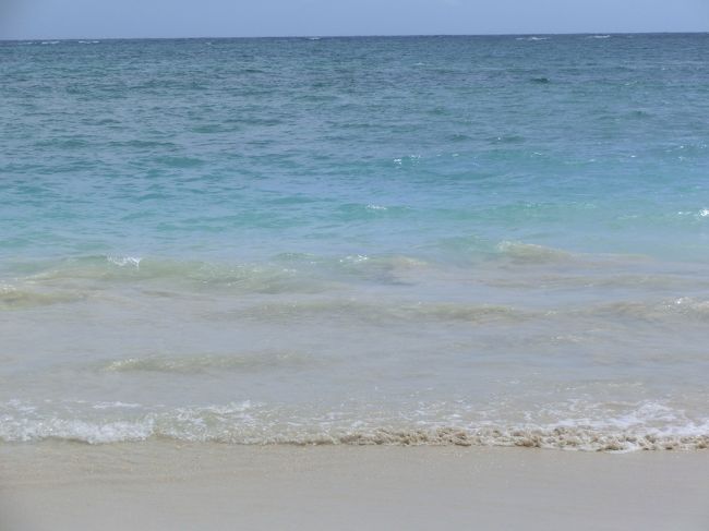 水着は持ってきていないので、波打ち際を<br />歩いて雰囲気を満喫。