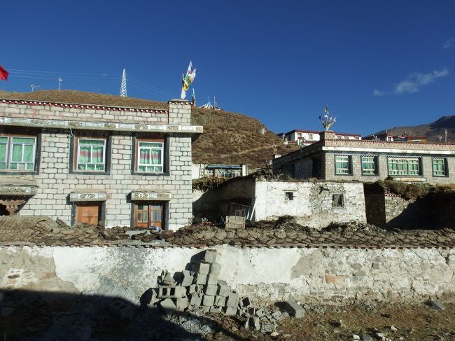 ヤムドゥク湖周辺にも当然集落が。