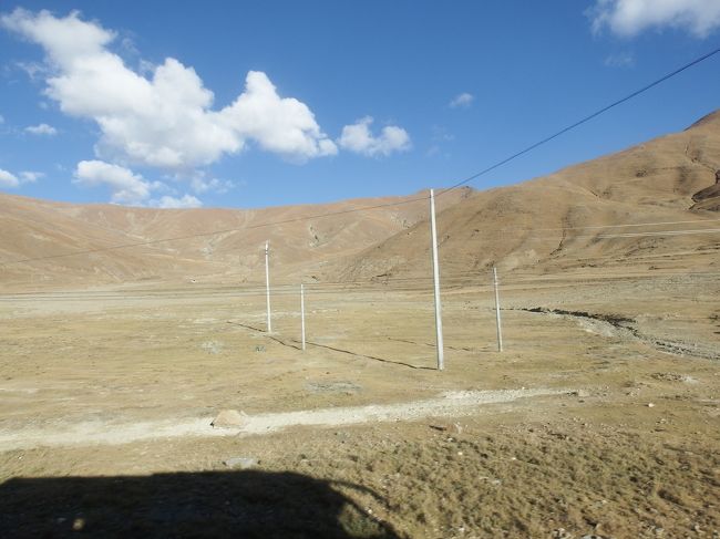ちょっと土地が荒れ地になってきて、峠道に向かいます。