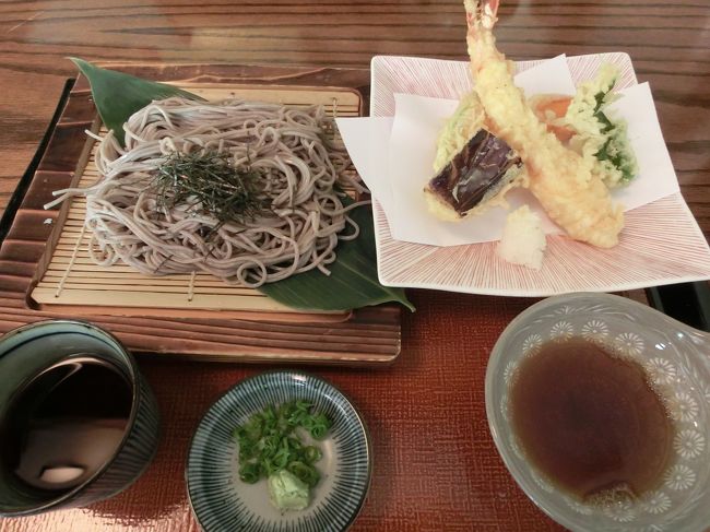 おそばの定食。<br /><br />お店はそれほど混んでいないのに、サービス良くない。<br />デザートついているはずなのに、いつまでたっても<br />出てこないので、我慢できずにさっさと出てきちゃい<br />ました。