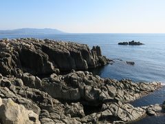 「東尋坊」と言うと 勝手なイメージでは "寒風吹きすさび、荒れ狂う日本海の荒波の中にある断崖絶壁"ですが、この日は 穏やかな海と降り注ぐ心地よい日光の所為で全く違うイメージ。