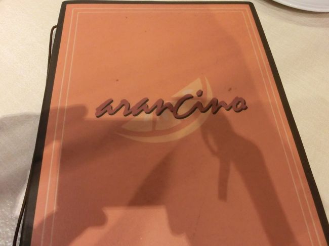 名前をつげて、席が空くのを待ちます。<br />２名だと、席が空くのは早いかも。<br /><br />日本語メニュー。