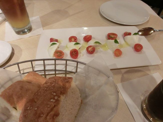 トマトと水牛モッアレラチーズのカプリ風サラダ。