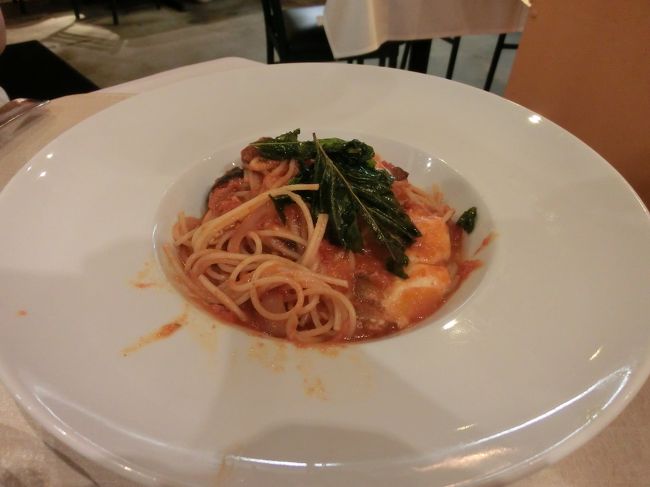 トマトソースパスタ。<br />生ウニのパスタは高いので遠慮して。<br /><br />どれも美味しいです。<br /><br />本日はここで終了！