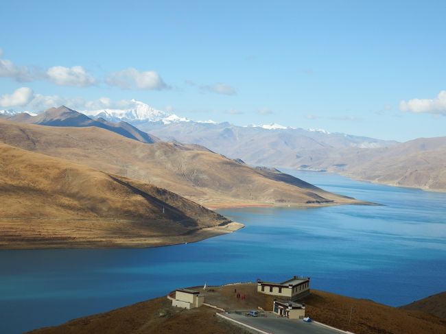 奥にはニンチェンカンサ峰