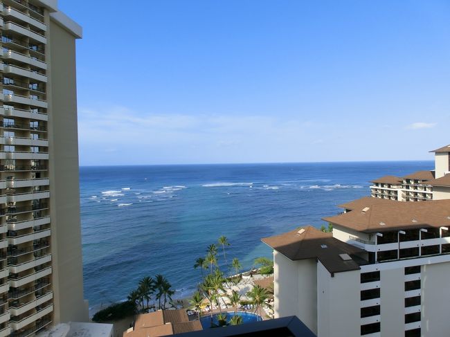 ４日目、実質の最終日です。<br /><br />今日もハワイの海が青いです。