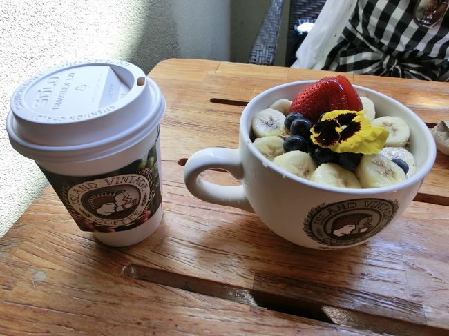 アサイーボウルとハワイアンラテ。<br /><br />席が空いていなくてしばし、ウロウロ。<br />空いた席を見つけてササッと座ります。