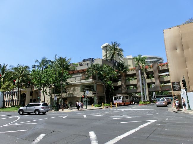 カラカウア通りからロイヤルハワイアンセンター<br /><br />天気も良くて心地よいです。