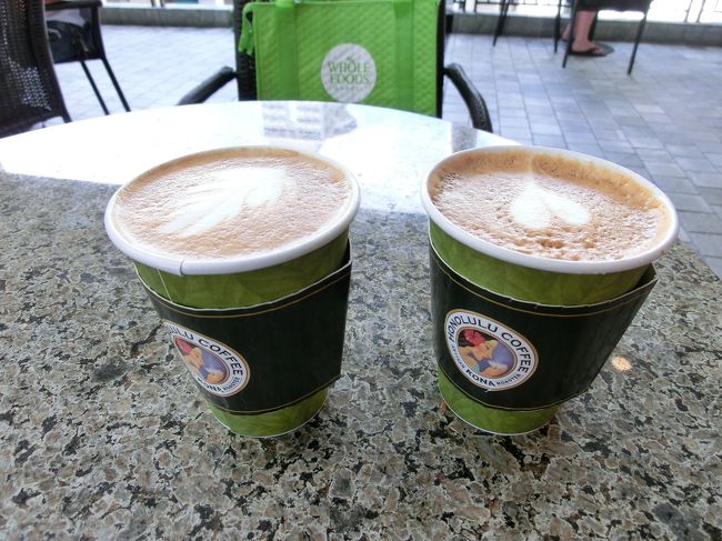 アラモアナショッピングセンターのアイランドビンテージ<br />コーヒー。<br />ハワイの知人と談笑。２年ぶりの再会でした。