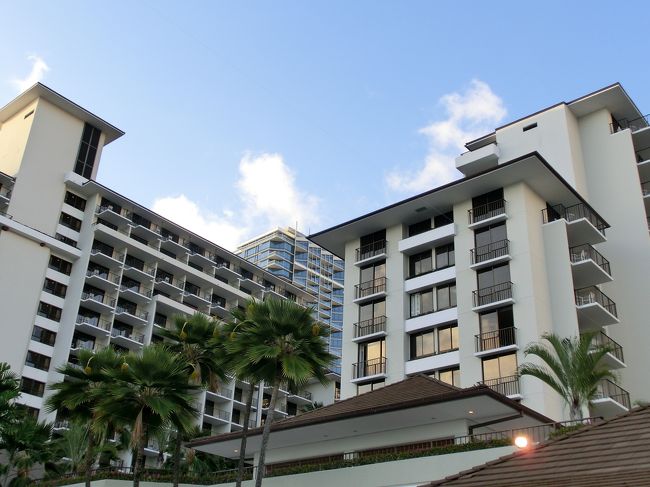 そして夕方に、ハレクラニのハウス・ウィズ・アウト・ア・キー<br />へ。<br />飲み物だけ、と伝えるとステージ側の席に案内してくれますが<br />なんと！！一番前の席に。