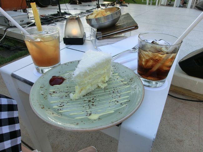 ココナッツのケーキ。<br /><br />これが美味しいと評判です。<br /><br />確かに美味しかったです。