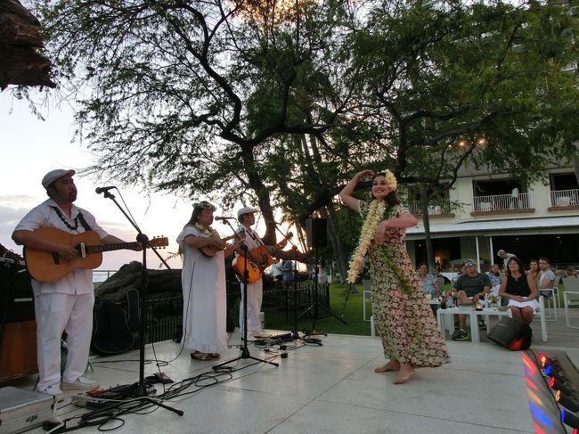 何曲か踊って、ハワイアン。<br /><br />しばらくしたら、また出てきてフラ・ショー<br />の繰り返しです。