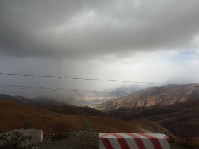 カンパラの峠の反対側、つまりヤムドク湖の北側。こっちは曇っています。