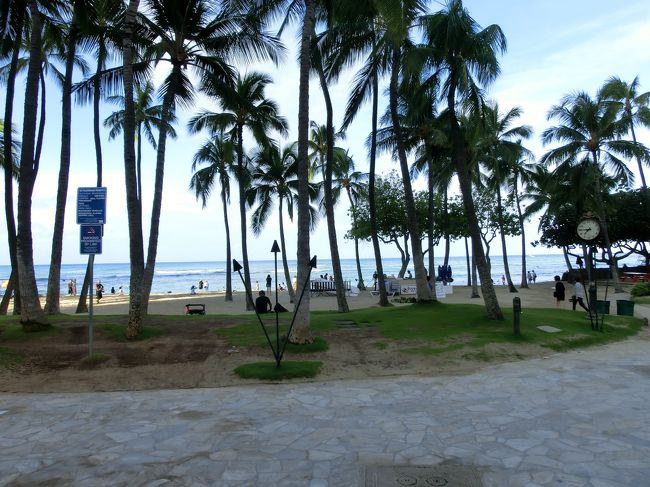 カラカウア通りを散歩しながら。