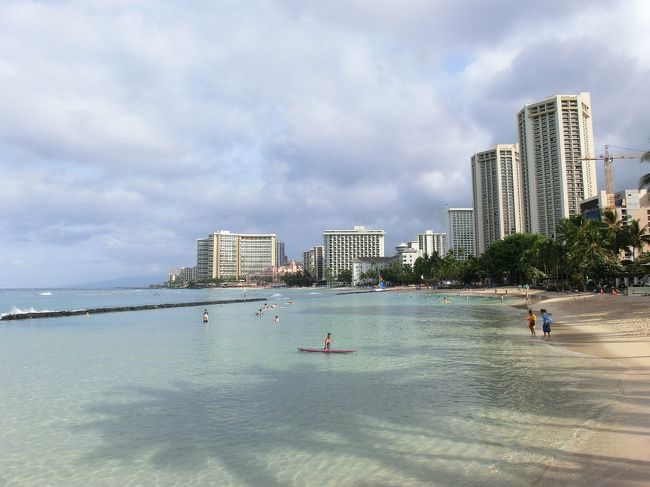ワイキキのビーチを歩きながら戻ります。