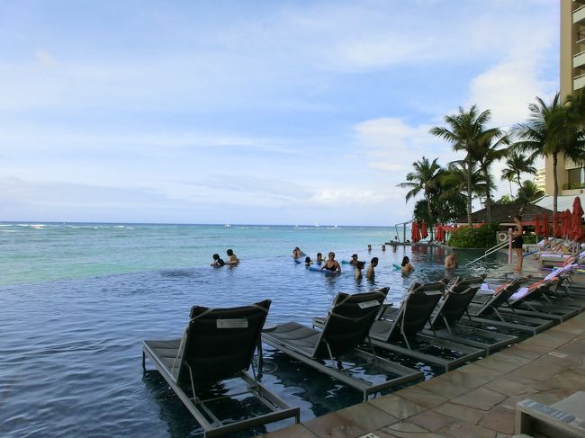 そして、お隣のシェラトンホテルのインフィニティプール。