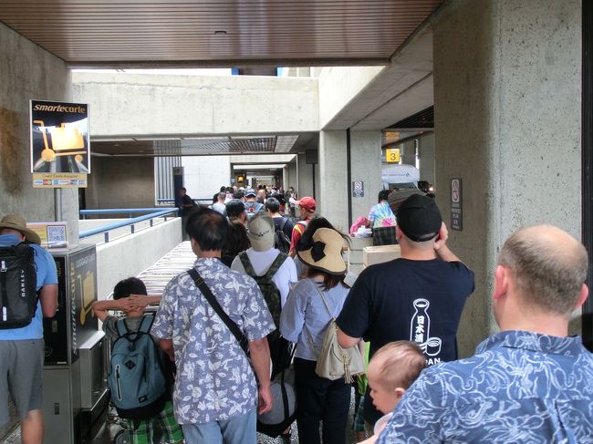 スーツケースを一度引き取ってチェックイン。<br />そして保安検査へ。<br /><br />ですが、外までびっしり並んでいます。激混み。