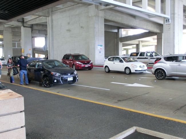 10時にシェラトンホテルから空港連絡バスに乗って<br />ダニエルＫイノウエ空港へ。<br /><br />やっぱり皆さん、口数は少ないです。名残惜しいです。