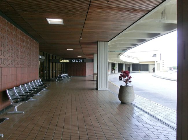 遠いです。ほぼ端っこです。<br />ハワイアン航空なのですが・・・遠いです。