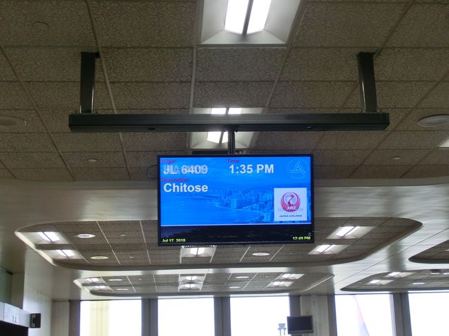 搭乗口ー。<br /><br />遅れもなく定刻に飛ぶようです。<br />帰りもほぼ満員。