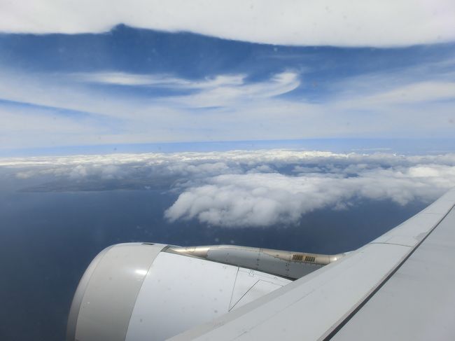 右側の席だったので、オアフ島は見えず。