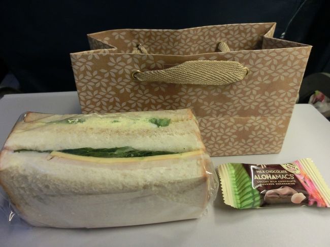 映画を見たり、寝たりしながら･･･。<br /><br />着陸前のサンドウィッチ。