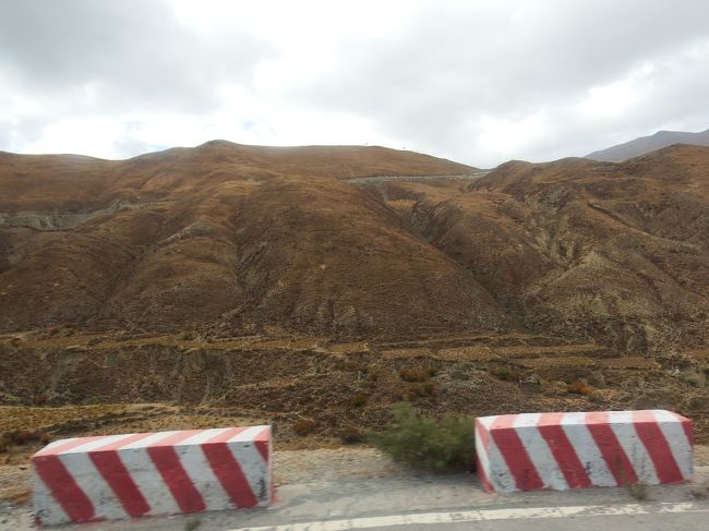 向こうには段々になっていて人の生活の痕跡が。<br />行きでも書きましたが、昔は遊牧民がここで暮らしていましたが、自然保護ということから政府に遊牧が禁止されて今では放棄されているとのこと。