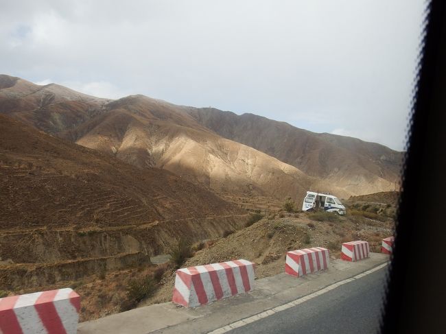 ここの峠道では今回左側の席に座っていたことから、良く見渡せました。<br />逆に右側の席だと目の前が上り斜面になっていて何も風景が見えない。<br />バスの右か左かはツアー中ずっと重要でした。