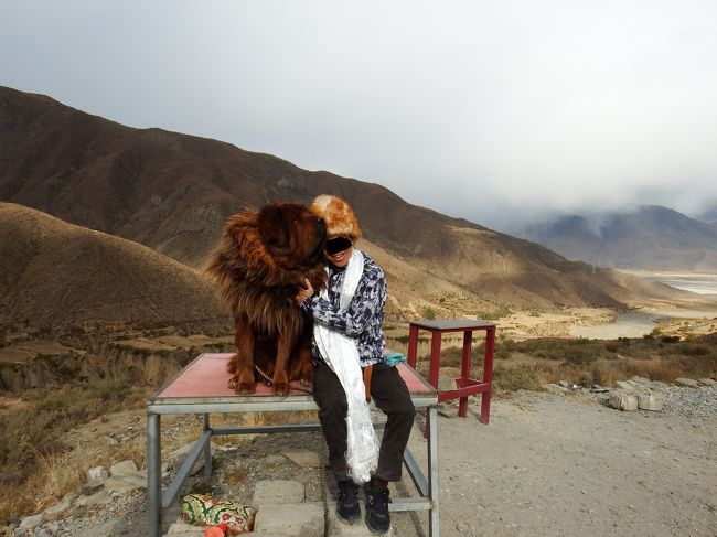 帽子をかぶせてもらって、首にカタというチベットでの歓迎の布を巻いてもらいました。