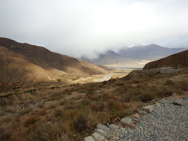 さらに数人が犬と写真を撮りまくっていました。<br />行きでは無視されていたのに、帰りでは大人気ですね。<br />それだけ皆さんチベットに溶け込んで、名残惜しいのでしょう。