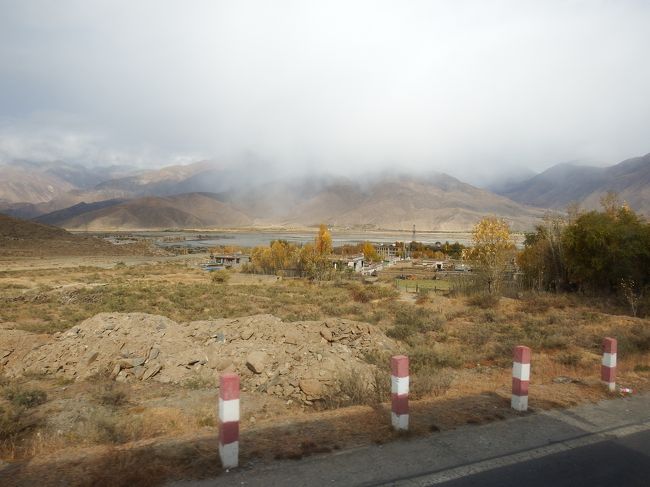 遠くには川が見えてきました。