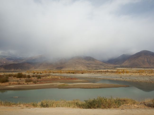 ヤルツァンポ川。<br />うおおお！<br />懐かしー！<br />行きの道中ではよく見ていた河川敷のポプラの黄葉。