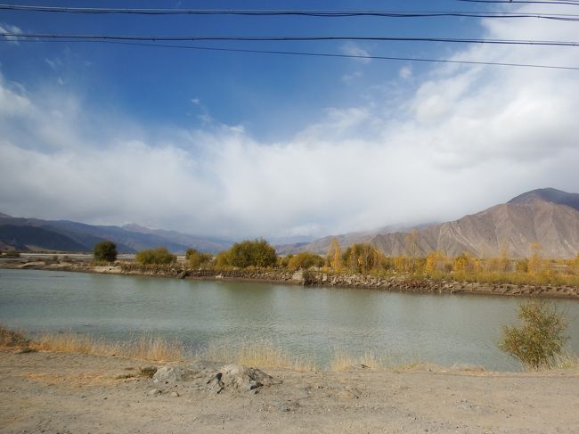 このままラサまでヤルツァンポ川沿いを。