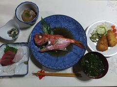 その後宿まで送ってもらい。18時半から夕食です。宿泊は民宿　菊乃屋さんです。
メインは金目鯛！神津島ではたくさん水揚げされるそう。右下は明日葉のスープ。