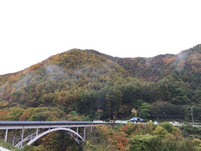 今回は鳩待峠INです。<br />すでに夜行バスの運行はないので、前橋で前泊。<br />朝一の電車で沼田駅に来て、そこから路線バスで戸倉まで来ました。<br />ちょうどこのあたりの紅葉がピーク！