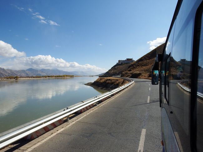 近くの丘の上のこのお寺も有名な寺院。<br />カギュ派の寺のクンブム・チャルテンって往路でガイドさんに教えてもらっていました。