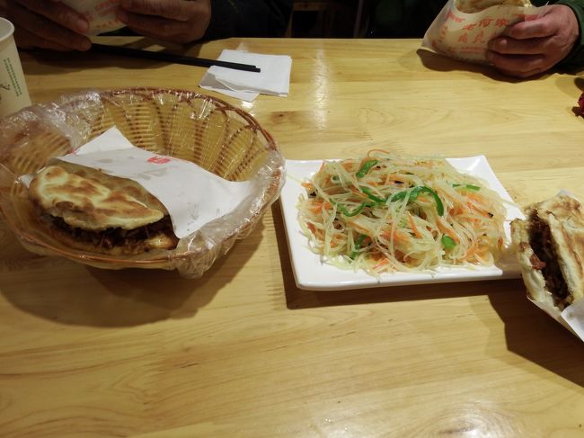 ヤク肉バーガーといつものジャガイモの炒め物。