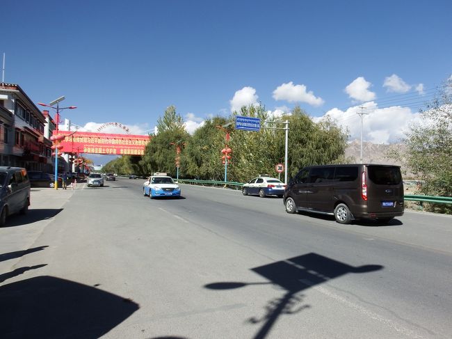 ちょっと時間があるので、食後はレストランの外でゆっくりと休憩<br />。こ<br />こまで来た方向。交通量が多いなぁ。