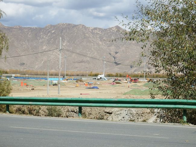 レストランの正面はラサ空港か！<br />飛行機が見えます！