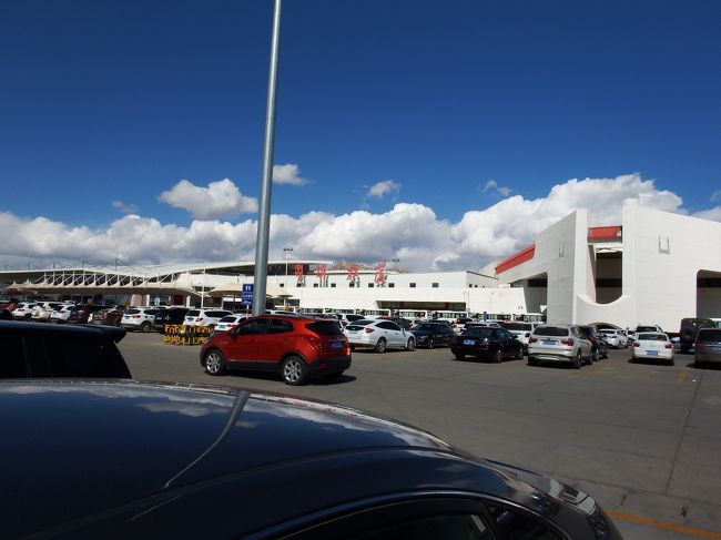 さぁて、空港に入るか。<br />運転手さんとはここでお別れ。有り難うございました。