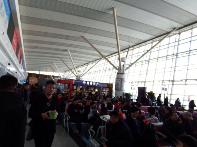 やっぱり中国では国内線は遅れて当たり前。<br />もう飛んでいるはずの前の便が、まだまだ飛びそうに無い！<br />我々の便も絶対遅れるじゃん。