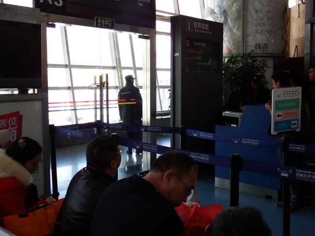 前の便が全然飛ばないって思っていたら、飛んでいったので次は我々が乗る飛行機だな。<br />遅れているようだけど待つしかないなぁ。